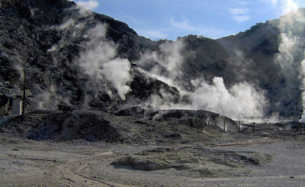 paura-per-i-campi-flegrei-sotto-la-terra-un-lago-di-magma-il-vulcano-piu-pericoloso-deuropa